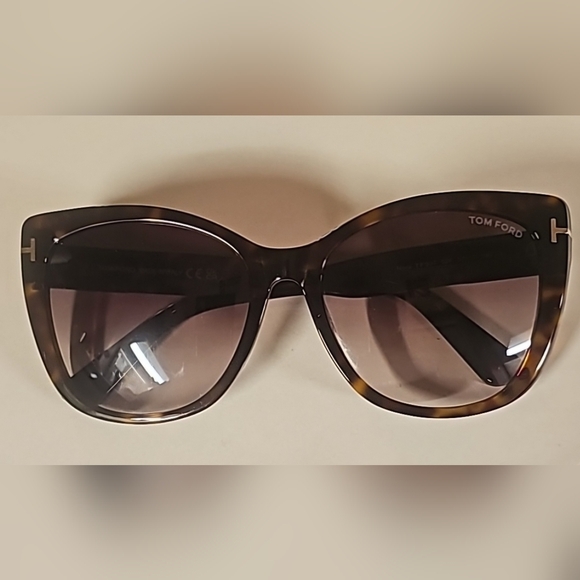 Tom Ford Accessories - TOM FORD NORA Cat Eye Sunglasses TF937